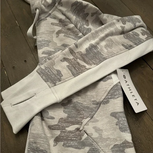 NWT Athleta Triumph Printed Hoodie - Medium - Picture 9 of 13